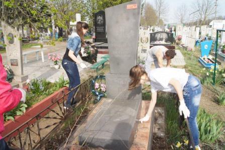 Тбилисские волонтеры провели акцию чистоты на кладбище