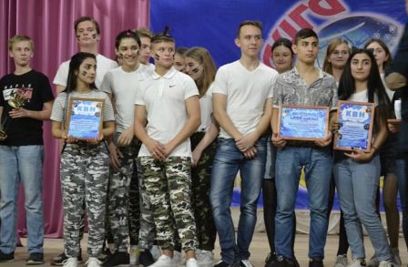 Молодые депутаты поддержали веселых и находчивых