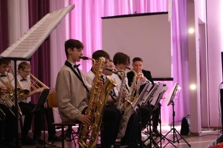 Детский оркестр выступил в шестой школе