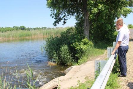 Глава района решил лично проверить, что спуск воды осуществляется