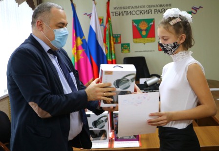 Юных тбилиссцев наградили ценными призами