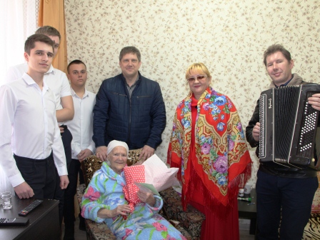 В Тбилисском районе участниц войны женщин-героев поздравили с Международным женским днем