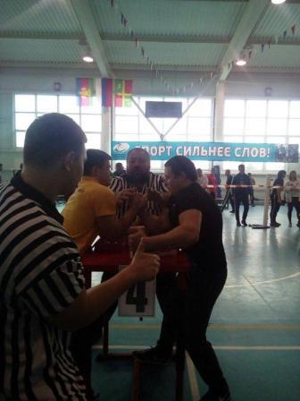 Поборолись на руках 