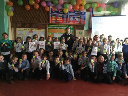 Первоклассникам Тбилисского района вручают светоотражающие элементы