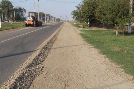 В Тбилисской продолжается грейдирование дорог