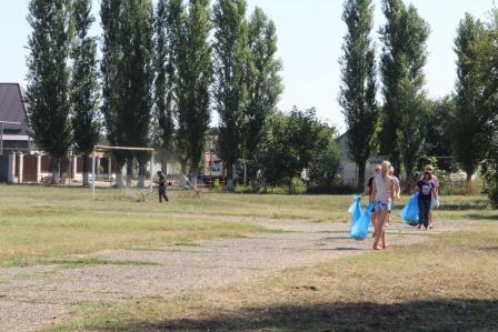 На стадионе в хуторе Северин провели субботник