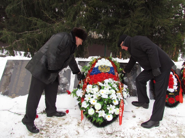 Возложение памятного венка у мемориала Вечный огонь