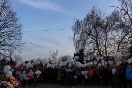 Тбилисцы в память о погибших в Кемерово запустили в небо белые шары