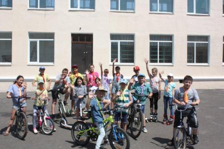 В детском лагере «Солнышко» прошли веселые «Соревнования на колесах»