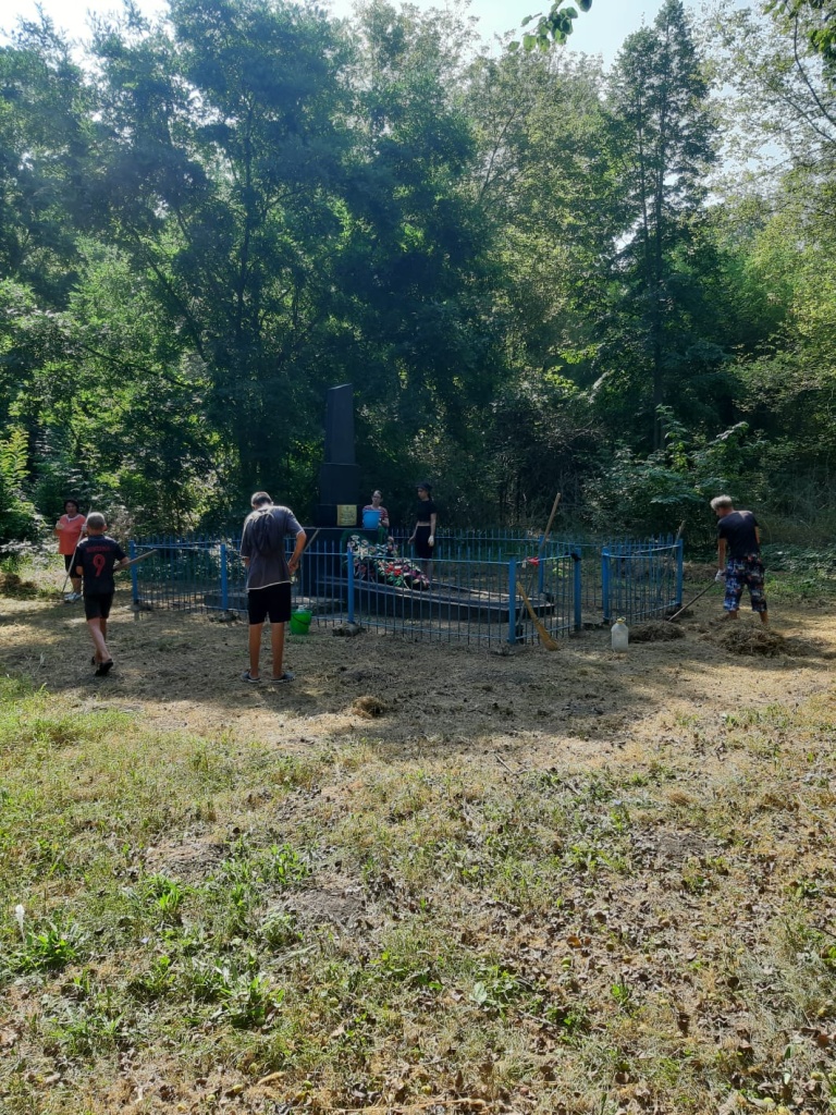 У братской могилы советских солдат сотрудники архива провели мероприятие для школьников