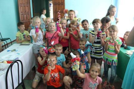 Маленьких тбилисцев научили делать тряпичные куклы