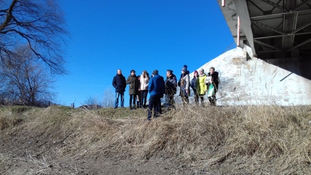 Участники экспедиции у моста