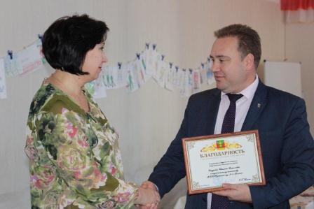 Евгений Ильин поздравил педагогические коллективы с наступающими праздниками