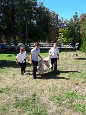 Тбилисские школьники проводят субботники