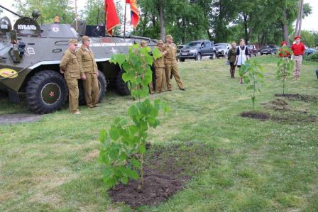 В Тбилисском районе ветерана приехали поздравлять на бронетранспортере