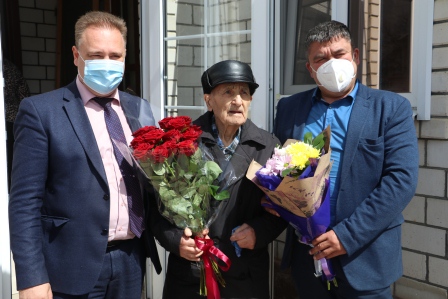 Участника Великой Отечественной войны поздравили с днем рождения