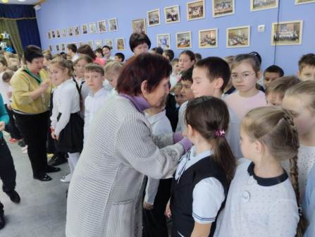 Также сегодня для учеников 2-х, 3-х, 4-х классов школы № 7 было проведено торжественное мероприятие, на котором ребятам вручили значки "Орлята России"