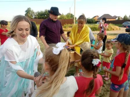 Артисты развлекли детей на улице Редутской в станице Тбилисской