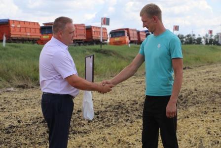 Творческие коллективы района продолжают выступать для хлеборобов