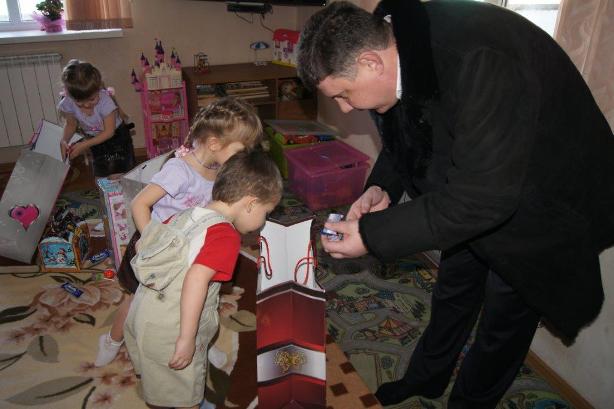 Подарки детям от главы Тбилисского района
