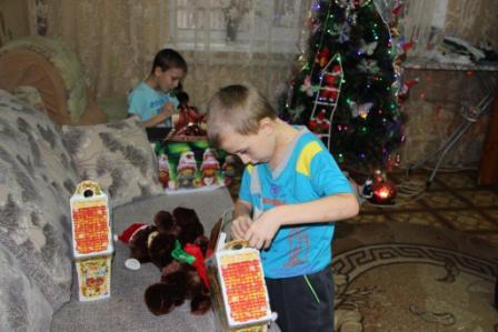 Глава Тбилисского района развозит подарки детям