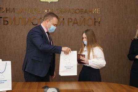 В преддверии Дня Конституции РФ юным тбилиссцам вручили первые паспорта