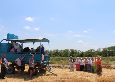 В Тбилисском районе артисты поддерживают хлеборобов на полях