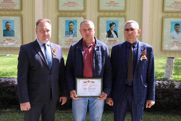 В Тбилисском районе открыли обновленную Доску Почета