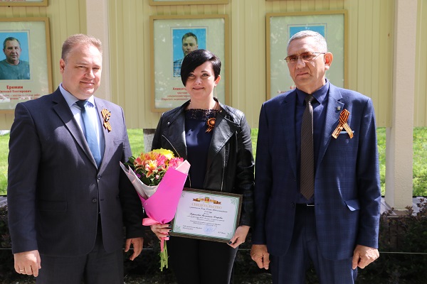 В Тбилисском районе открыли обновленную Доску Почета