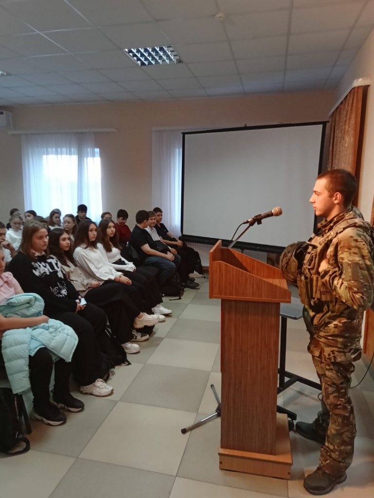 Встреча школьников старших классов с участником СВО