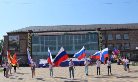 Флешмоб, посвященный Дню флага России, прошел в Тбилисском районе
