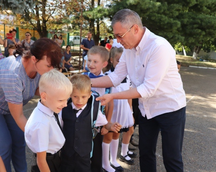 Первоклассникам Тбилисского района вручили портфели