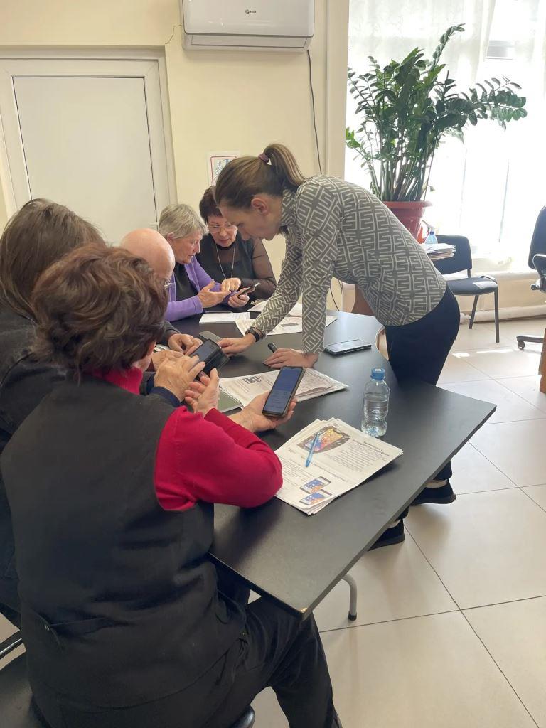 Седьмая группа пенсионеров осваивает смартфон