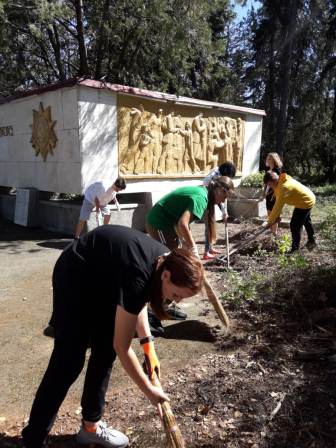 Тбилисские школьники проводят субботники