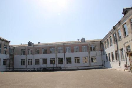 В пятой школе во внутреннем дворе ремонтирую фасад здания