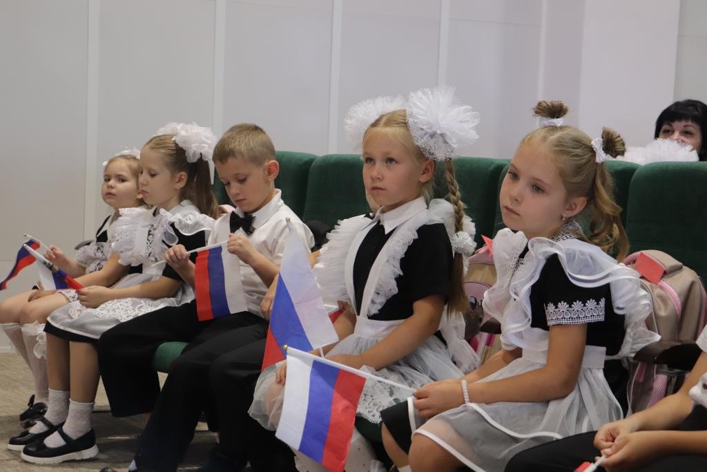 Первоклассникам Тбилисского района вручили портфели