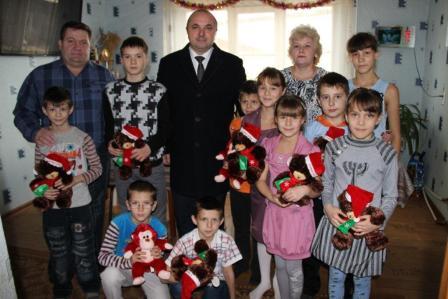 Глава Тбилисского района вручил подарки детям