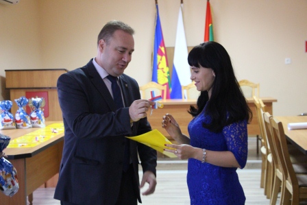 В Тбилисском районе в канун Нового года 8 сирот получили квартиры