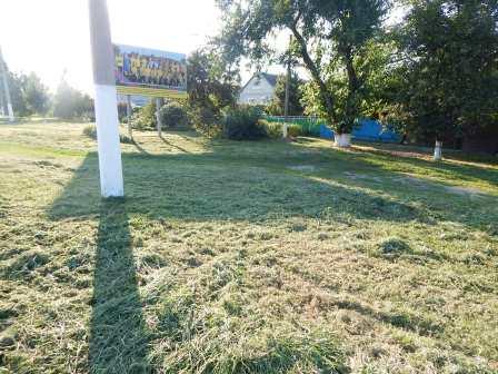 В Тбилисской продолжают бороться с сорной растительностью