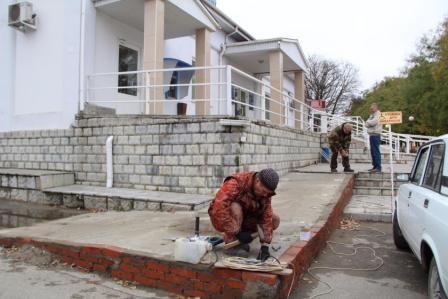 В Тбилисской на улице Почтовой продолжают обустраивать пандус