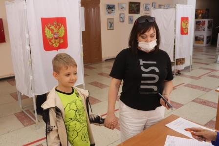 На 45 избирательных участках идет активное голосование избирателей