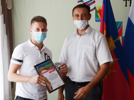 В Тбилисском районе наградили футболистов