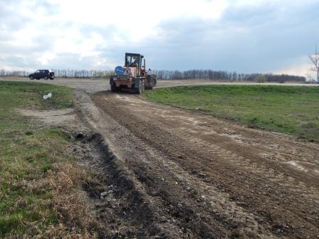 В хуторе Северин грейдируют дороги