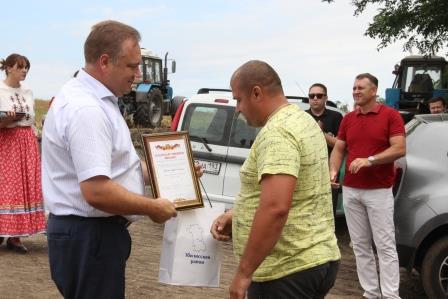 В Тбилисском районе артисты выступают на полях