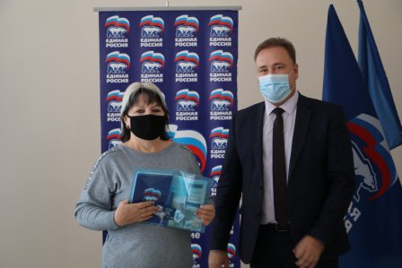 В Тбилисском районе торжественно вручили партбилеты