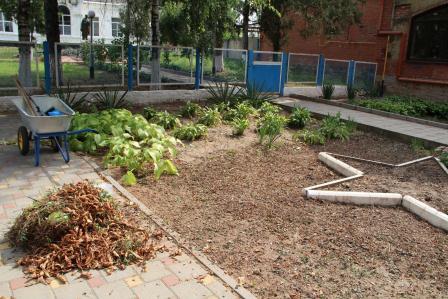 Сотрудниками МАУ «Радуга» проводятся работы по наведению порядка