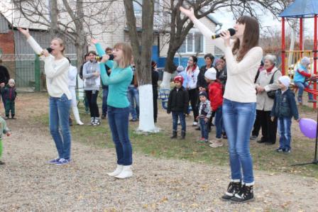 Многодетная мама из Тбилисского района оборудовала детскую площадку