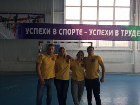 Поборолись на руках 