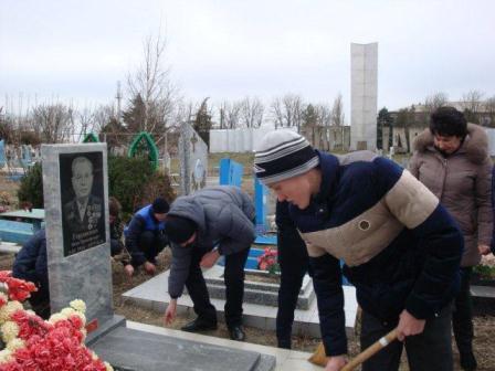 Ловлинские волонтеры навели порядок на могиле ветерана Великой Отечественной войны