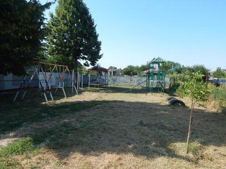 В Тбилисской на игровых площадках покосили траву